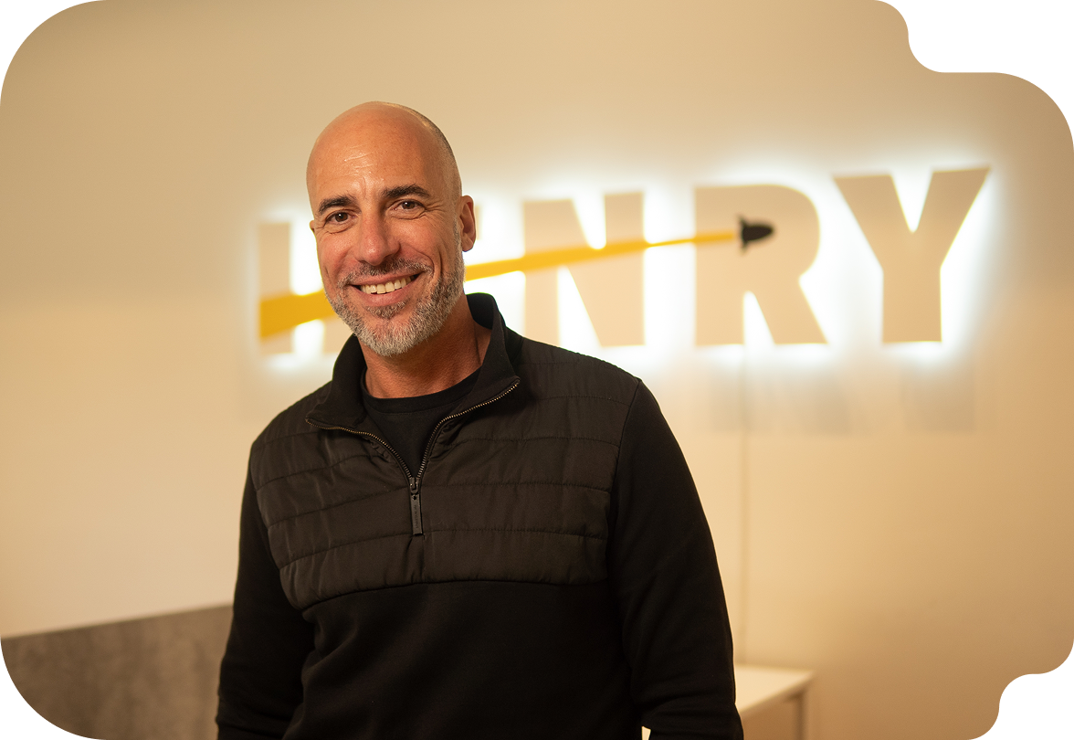 Joven estudia remoto la carrera de Data Engineer en Henry