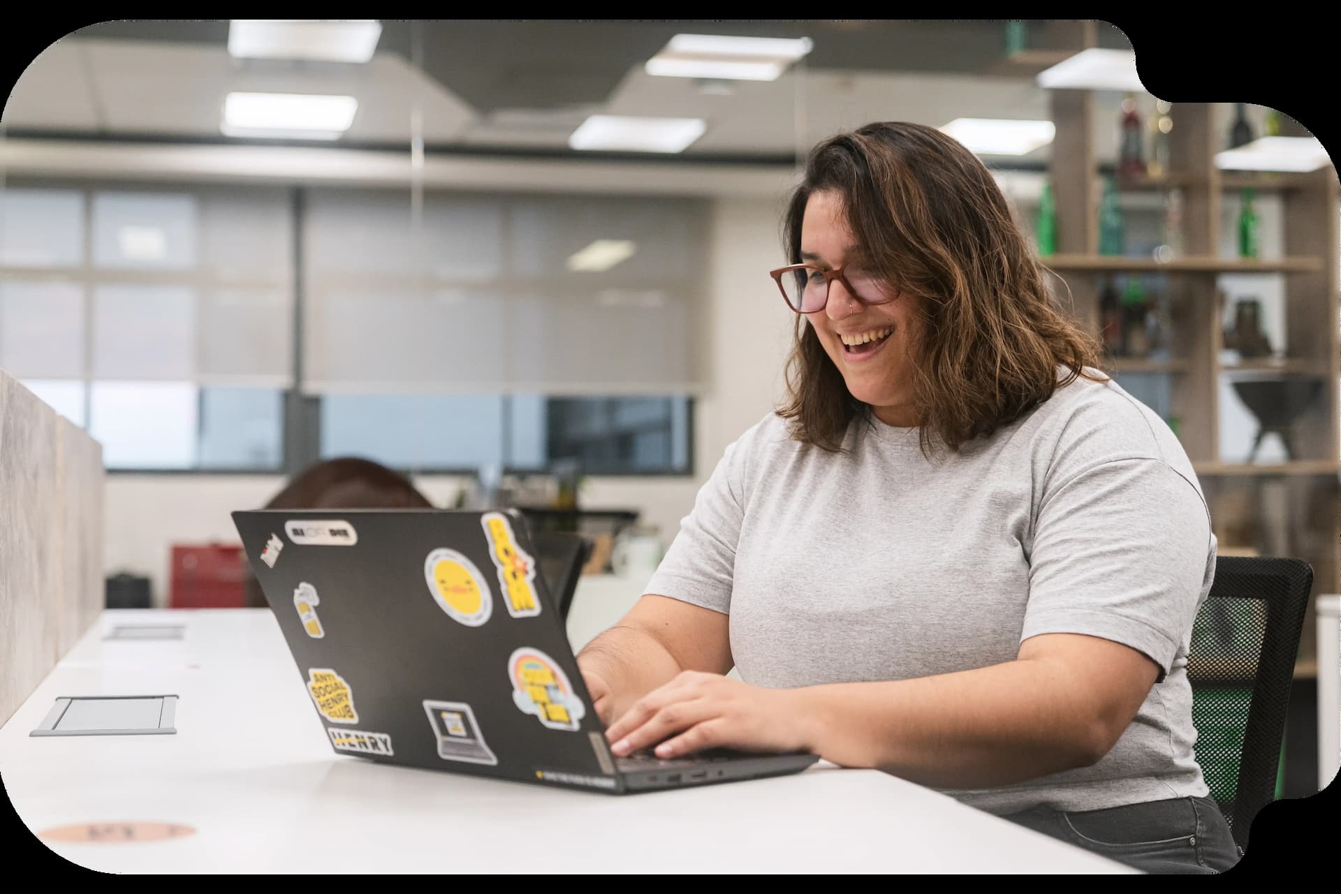 Joven estudia remoto la carrera de Desarrollador Web Full Stack de Henry