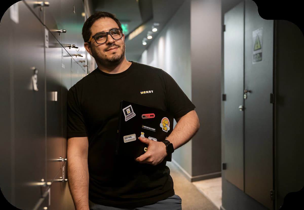 Joven estudia remoto la carrera de IA Automation de Henry