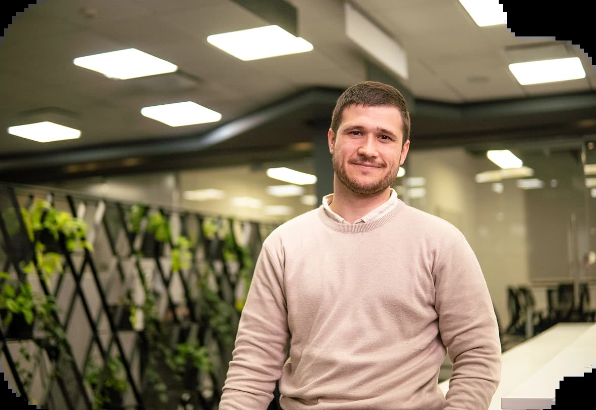 Joven estudia remoto la carrera de IA Engeneering de Henry