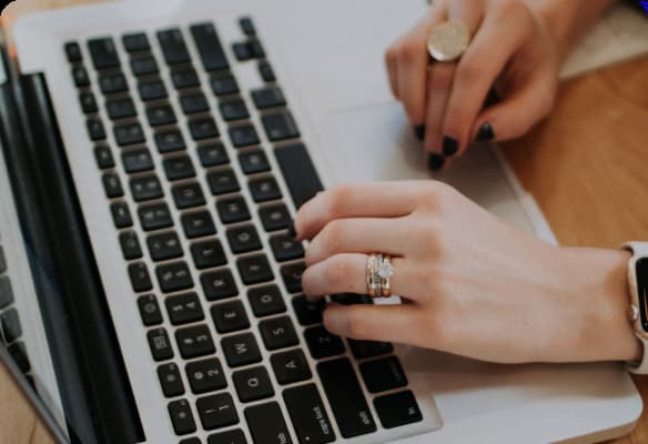 Mujer desarrolla un servidor web en la carrera de Desarrollo Web Full Stack en Henry y se convierte en Front End developer