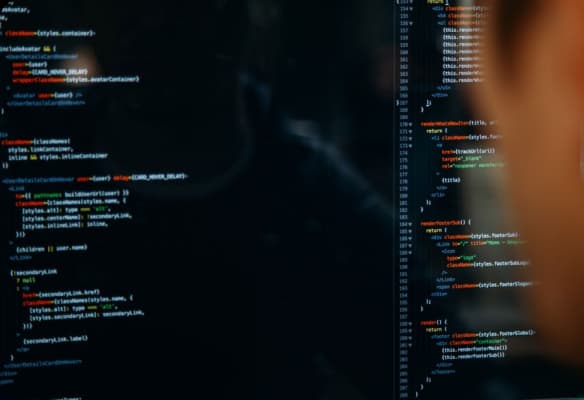 Hombre estudia remoto la carrera de Desarrollo Web Full Stack en Henry y se convierte en Front End developer