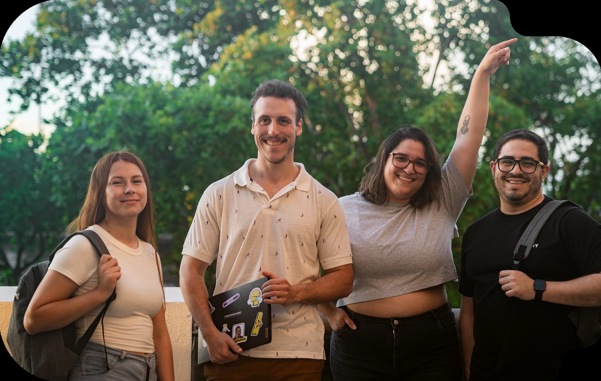 graduados del bootcamp de Henry trabajan en equipo en una oficina de tecnología