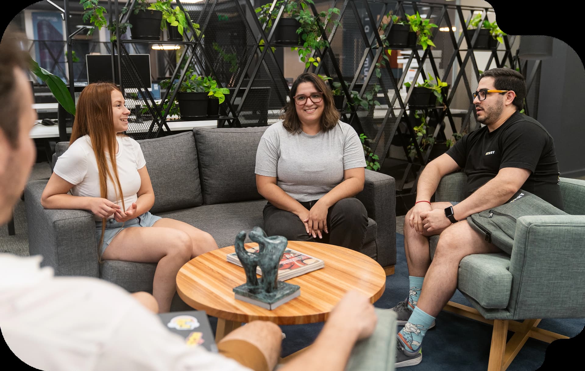 graduados del bootcamp de Henry trabajan en equipo en una oficina de tecnología