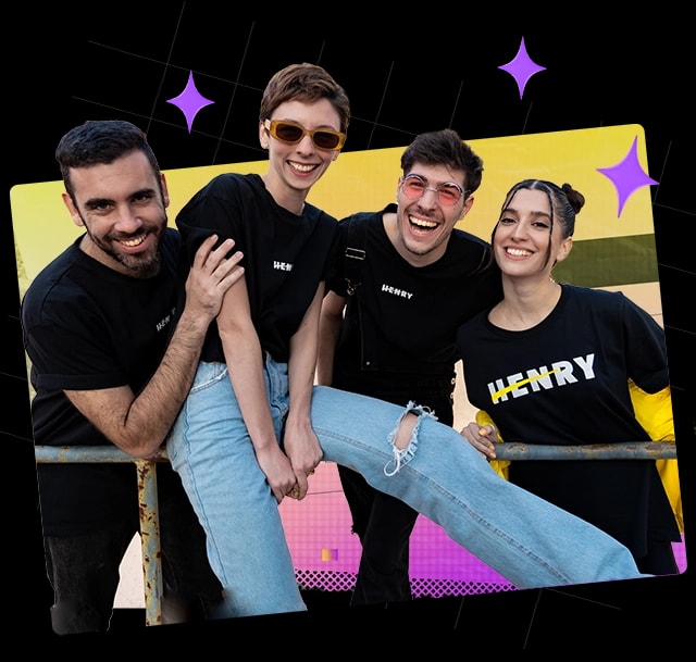 un grupo de graduados de Henry, miran a la cámara y sonríen